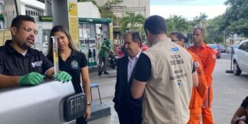 Ação conjunta fiscaliza postos de combustíveis em Salvador e Feira