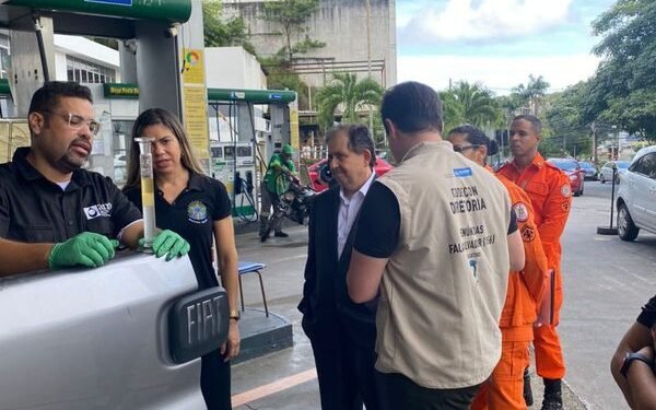 Ação conjunta fiscaliza postos de combustíveis em Salvador e Feira