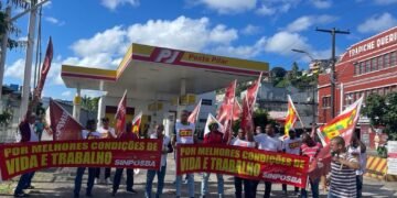 Trabalhadores em postos de combustíveis realizam manifestação no Comércio