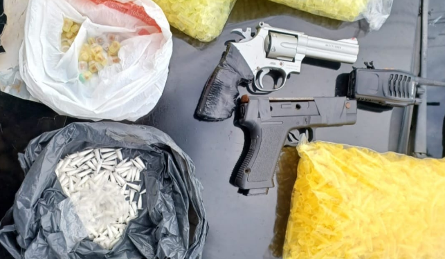 Munições de fuzil, simulacros e drogas são apreendidos pelo Batalhão Gêmeos