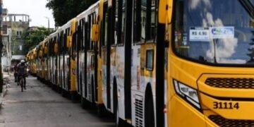 Veículos estacionados na Praça do Sol, em Periperi. Crédito: Arisson Marinho/ CORREIO