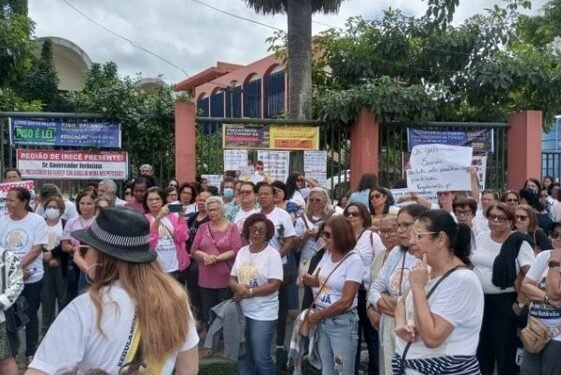 Professores protestam em Feira de Santana por causa dos precatórios. Crédito: Gil Santos/CORREIO
