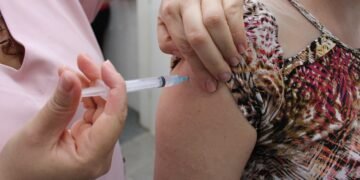 Prefeitura de Juazeiro realiza vacinação bivalente contra Covid-19 em supermercado neste sábado