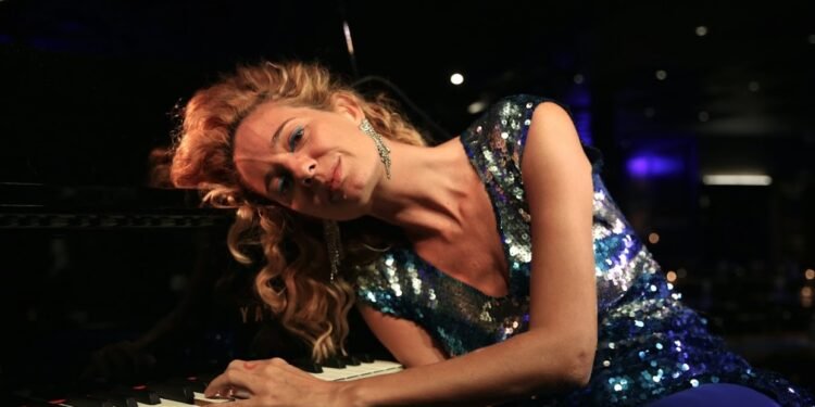 Letrux apresenta show Línguas & Poesias na Feira Literária de Mucugê