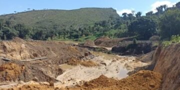 Inema e PM apreendem maquinário e interditam garimpo ilegal na Bahia