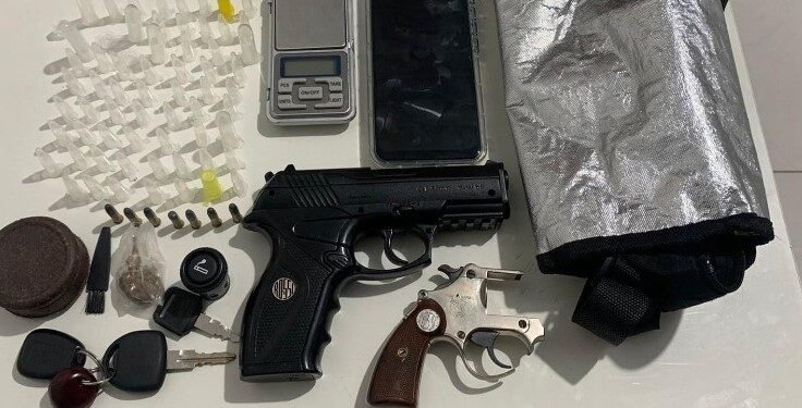 Dupla é presa com simulacro de pistola e drogas no carro