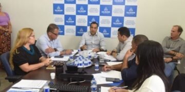 Prefeito se reuniu com secretário e outros dirigentes. Crédito: Valter Pontes/ Secom