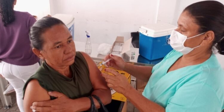 Prefeitura de Juazeiro realizou mutirão de vacinação no Mercado Joca de Souza Oliveira nesta segunda-feira (03)