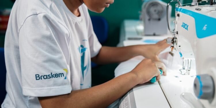 Ponto da Moda abre inscrições para curso gratuito de costura industrial em Salvador