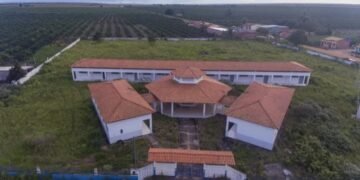 Após 10 anos, obra de escola de R$ 1 milhão segue parada na Bahia