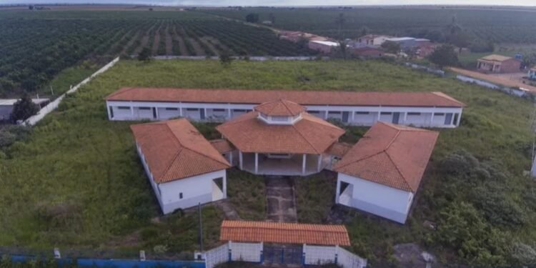 Após 10 anos, obra de escola de R$ 1 milhão segue parada na Bahia