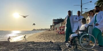 Paciente internada em UTI do Hospital da Mulher celebra aniversário com visita à praia