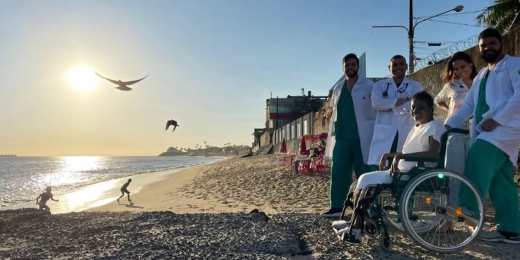 Paciente internada em UTI do Hospital da Mulher celebra aniversário com visita à praia