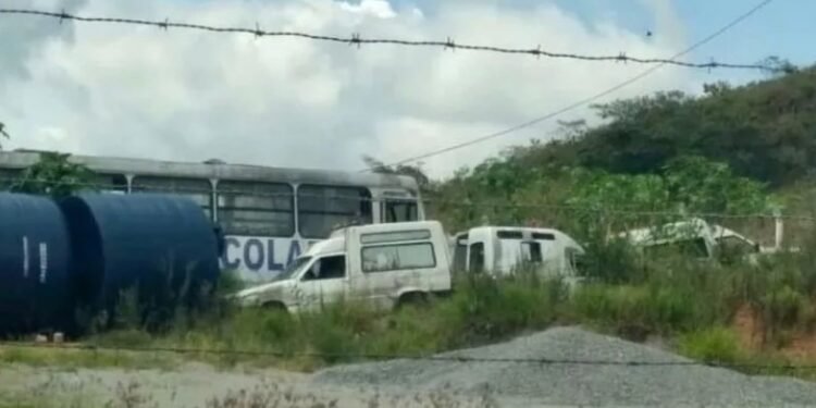 Veículo da frota de Mundo Novo abandonado em terreno - Foto: Cidadão Repórter | Via WhatsApp