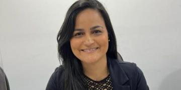 Vereadora cassada é reconduzida ao cargo em Lauro de Freitas