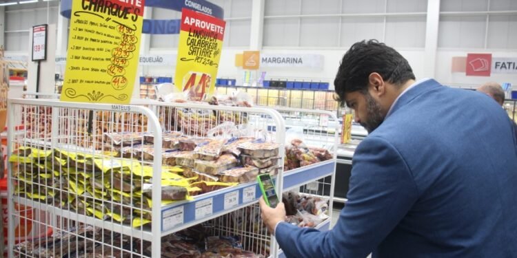 Procon Juazeiro fiscaliza denúncias de consumidores em supermercados e farmácias