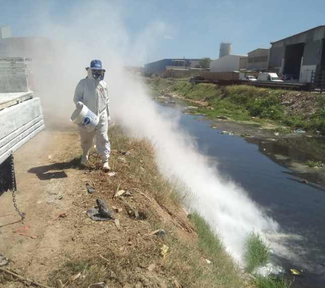 Prefeitura prossegue com aplicação de cal nos canais de Juazeiro