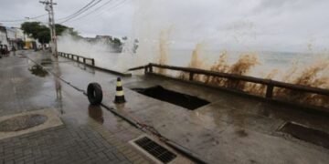 Calçada e barra de proteção desabam com força das ondas na Ribeira