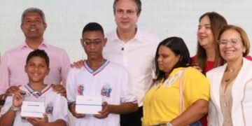 Jerônimo entrega colégio de tempo integral e adere a programas federais
