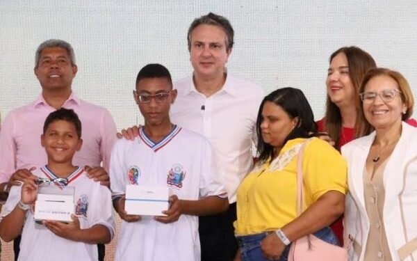 Jerônimo entrega colégio de tempo integral e adere a programas federais