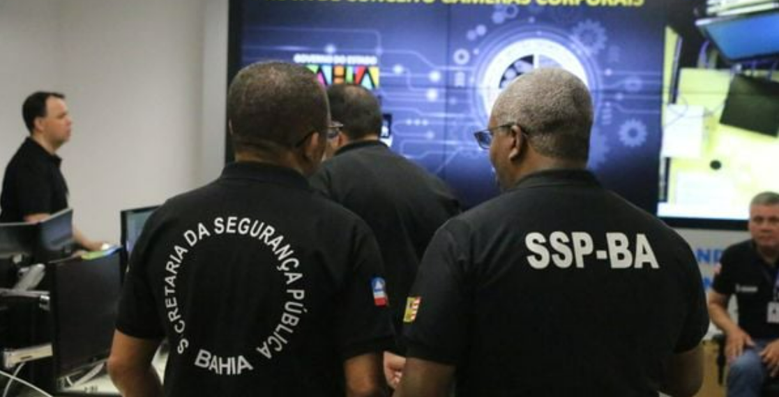 Análise de câmeras corporais. Crédito: Alberto Maraux/SSP-BA