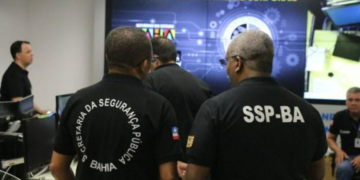 Análise de câmeras corporais. Crédito: Alberto Maraux/SSP-BA