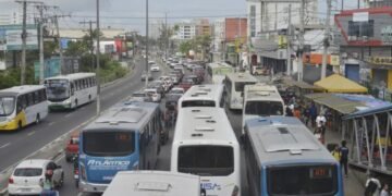 Trânsito é complicado na Estrada do Coco - Foto: Shirley Stolze | Ag. A TARDE