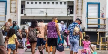 Para embarcar no ferry-boat, a espera foi de mais de duas horas. Crédito: Nara Gentil/CORREIO