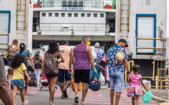 Para embarcar no ferry-boat, a espera foi de mais de duas horas. Crédito: Nara Gentil/CORREIO