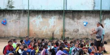 Em maio, cúpula do City visitou escolinha no campo do Marisko; equipamento será utilizado pelo Bahia. Crédito: FELIPE OLIVEIRA/EC BAHIA