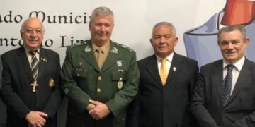 Comendador Nelson José de Carvalho, Diretor da ABI, General Guedon, vereador Teo Sena e desembargador Baltazar Saraiva. Crédito: Divulgação