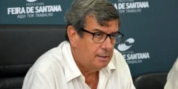 Acordo foi assinado pelo prefeito, Colbert Martins (MDB); o procurador geral do Município, Antônio Augusto Graça Leal, e o advogado José Maurício M. de Araújo, representante da Coopersade - Foto: Reprodução | Prefeitura de Feira de Santana