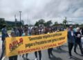 Professores fizeram caminhada no CAB em protesto antes de votação. Crédito: Gil Santos/CORREIO