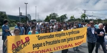Professores fizeram caminhada no CAB em protesto antes de votação. Crédito: Gil Santos/CORREIO