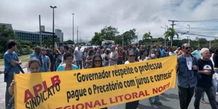 Professores fizeram caminhada no CAB em protesto antes de votação. Crédito: Gil Santos/CORREIO
