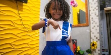 Aluna mostra novo uniforme. Crédito: Igor Santos/Secom PMS