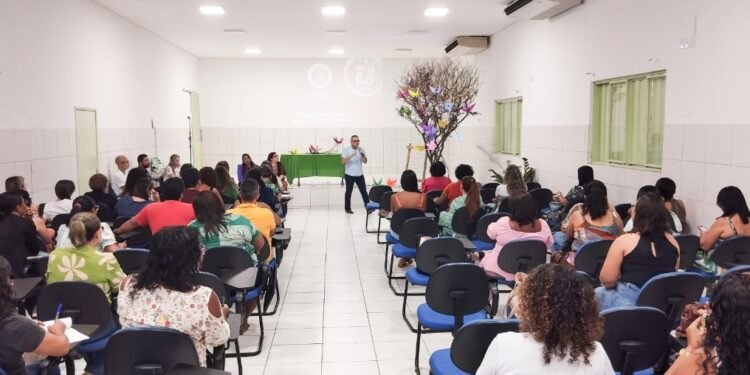 Gestores da rede municipal de ensino de Juazeiro participam de formação com foco em avaliações externas