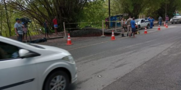 Cratera atrapalha o trânsito na Estrada do Derba. Crédito: Divulgação/Seinfra