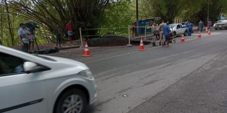 Cratera atrapalha o trânsito na Estrada do Derba. Crédito: Divulgação/Seinfra