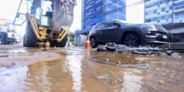 Vazamento de água afeta o trânsito na Pituba. Crédito: Marina Silva/CORREIO