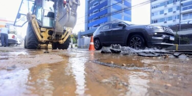 Vazamento de água afeta o trânsito na Pituba. Crédito: Marina Silva/CORREIO