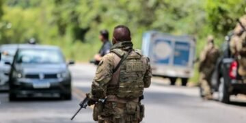 Operação deixou Estrada do Derba fechada por 5h . Crédito: Arisson Marinho/Correio