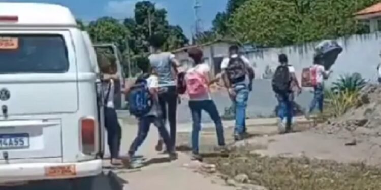 Flagrante de quinze estudantes desembarcando de um veículo do transporte escolar que presta serviço à Prefeitura de Santo Amaro - Foto: Cidadão Repórter | Via WhatsApp