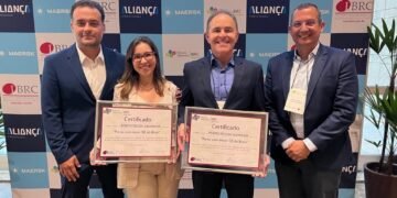 Legenda foto: Premiação do Tecon Salvador: Guilherme Dutra, diretor comercial; Marília Ataíde, especialista em experiência do cliente; Demir Lourenço, diretor-executivo; Marcelo Neme, diretor de operações
