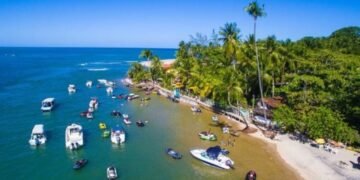Praia da Boca da Barra, na Ilha de Boipeba, no litoral sul da Bahia. Crédito: Divulgação