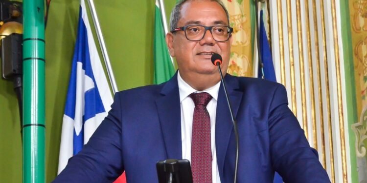 Carlos Muniz propõe capacitação dos professores da educação municipal para o ensino de Libras