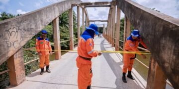 Técnicos da defesa civil lacraram o acesso à ponte após detecção de riscos estruturais. - Foto: Reprodução