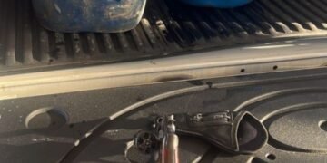 Arma apreendida com dono do espaço. Crédito: Divulgação