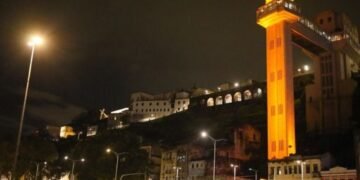 Elevador Lacerda recebeu iluminação especial. Crédito: Lucas Moura/Divulgação