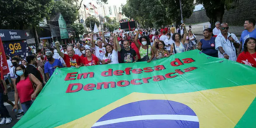 Manifestantes em defesa da Democracia no Centro de Salvador - Foto: Raphael Muller / Ag. A TARDE